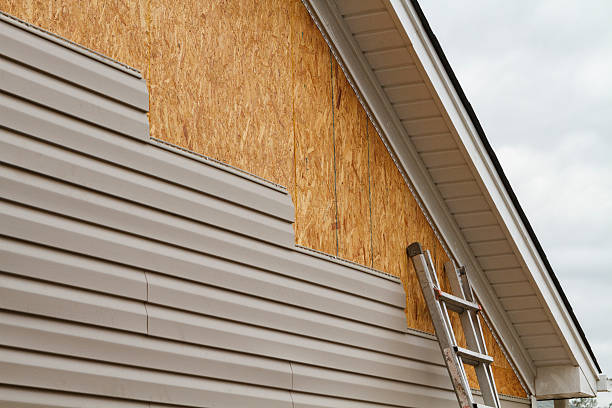 Professional Siding Installation technician working in Tuscarora, MD